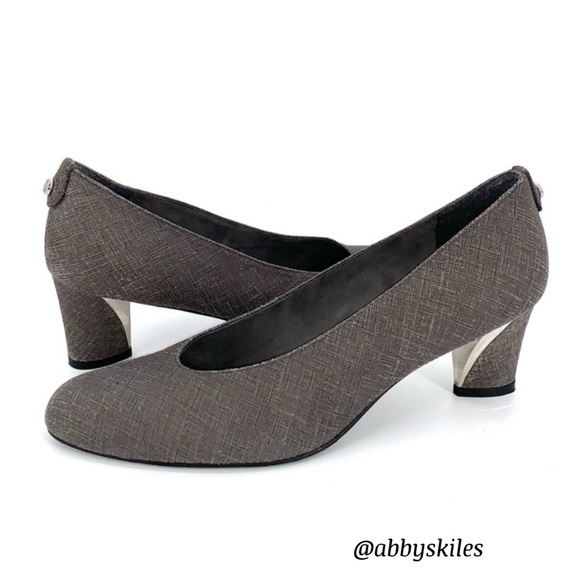 Stuart Weitzman Silver Gray 2.5” Heel Closed Toe Pump Size 8.5 Quiet Luxury - Picture 1 of 15